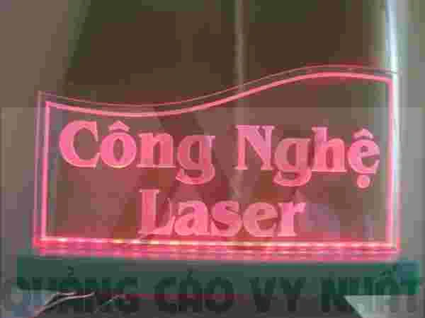 KHẮC LASER TRÊN NỀN MICA khắc laser giá rẻ