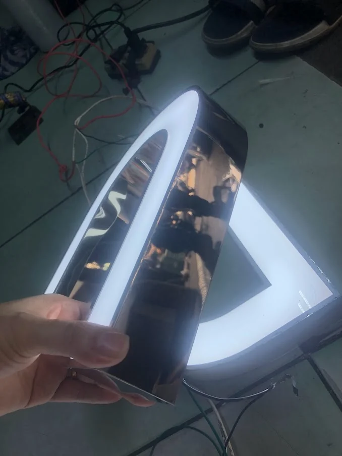 Gia công chữ nổi inox đèn Led giá rẻ Chữ mica viền inox đèn Led
