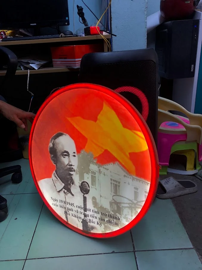 Thi công backdrop văn phòng cơ quan Thanh tra Thành phố HCM Ảnh Bác Hồ viền Led