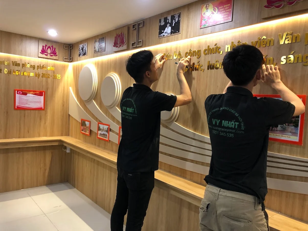 Làm Backdrop văn phòng quận 3 thi công backdrop gỗ MDF
