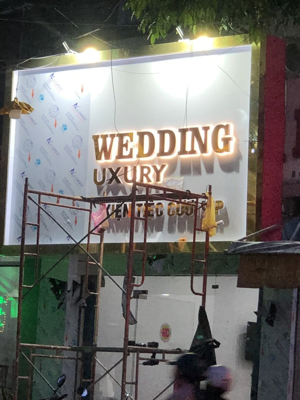 Mẫu bảng hiệu trang trí tiệc cưới hot nhất 2024 thu hút khách hàng Thi công bảng hiệu chữ nổi đèn Led