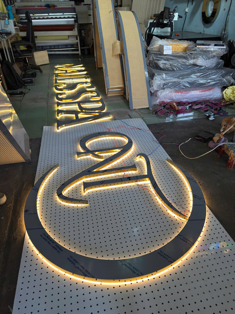 Chữ Nổi Inox đèn hắt chân tiệm Nails Chu noi inox den hat chan tiem Nails Quang Cao VY NHAT 1 1