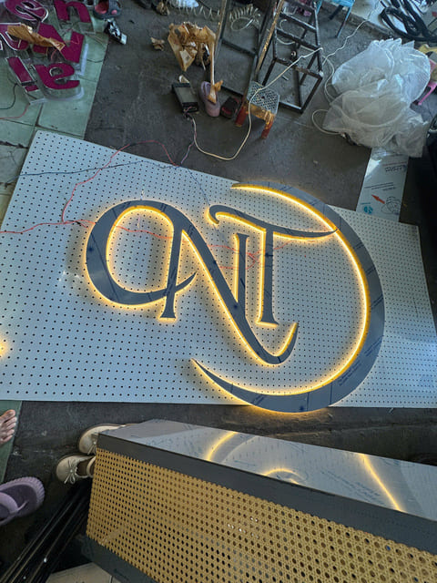 Chữ Nổi Inox đèn hắt chân tiệm Nails Chu noi inox den hat chan tiem Nails Quang Cao VY NHAT 2 1