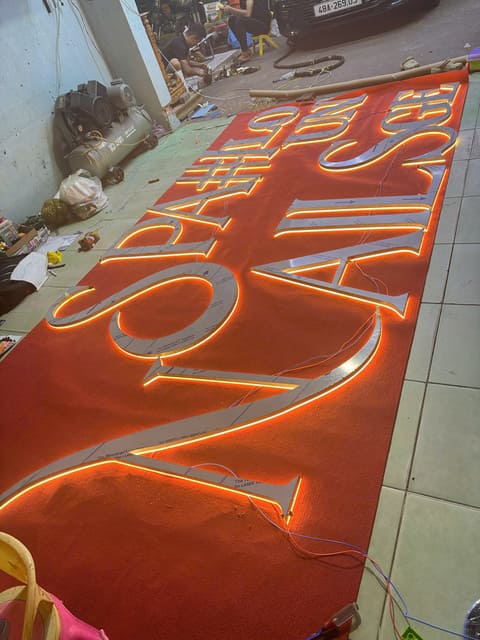 Chữ Nổi Inox đèn hắt chân tiệm Nails Chu noi inox den hat chan tiem Nails Quang Cao VY NHAT 4 1