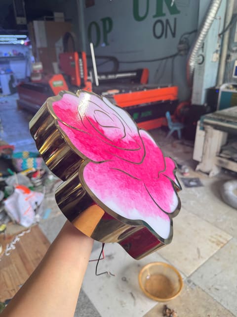 Chữ Nổi Inox đèn hắt chân tiệm Nails Chu noi inox den hat chan tiem Nails Quang Cao VY NHAT 7 1