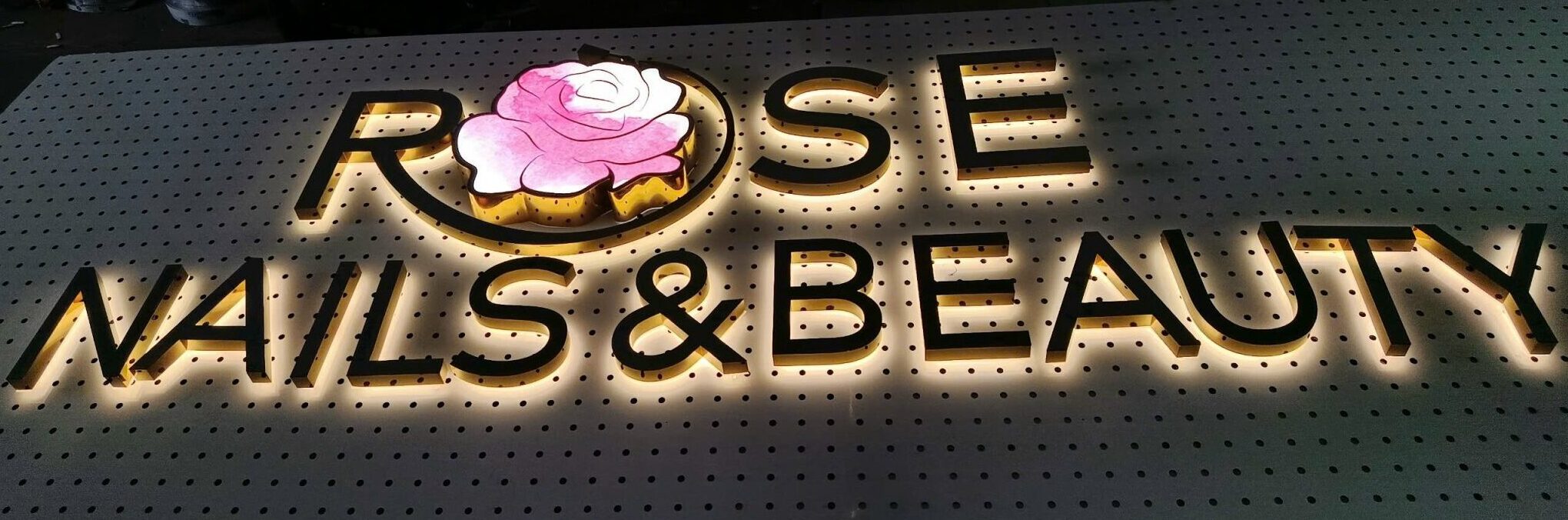 Chữ Nổi Inox đèn hắt chân tiệm Nails Chu noi inox den hat chan tiem Nails Quang Cao VY NHAT 8 e1767929472163