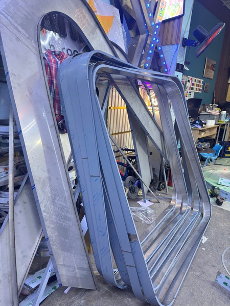 San xuat chu inox karaoke khach san 10