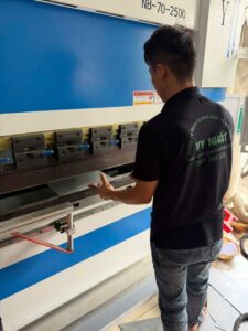 Chan nep U V khung inox theo yeu cau Quang cao vy nhat 2