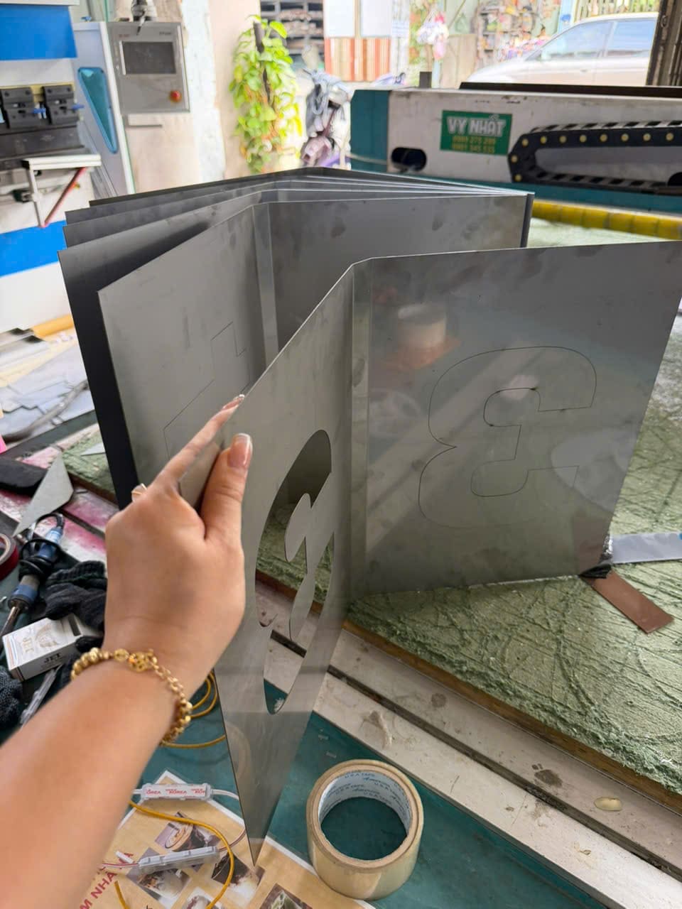 Chấn nẹp U, V, khung inox theo yêu cầu Chan nep U V khung inox theo yeu cau Quang cao vy nhat 4