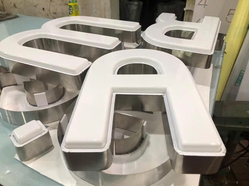 Làm chữ inox mặt mica acrylic hút nổi giá rẻ, lấy liền tại HCM CHU INOX MAT MICA ACRYLIC HUT NOI Quang Cao Vy Nhat 5