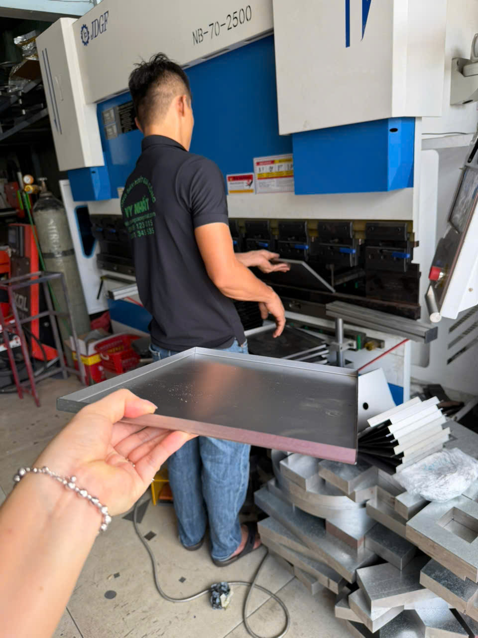 Báo giá làm bảng hiệu inox mica hcm cập nhật mới nhất | vy nhất Tại sao bảng hiệu inox mica được doanh nghiệp HCM săn đón? - Vy Nhất