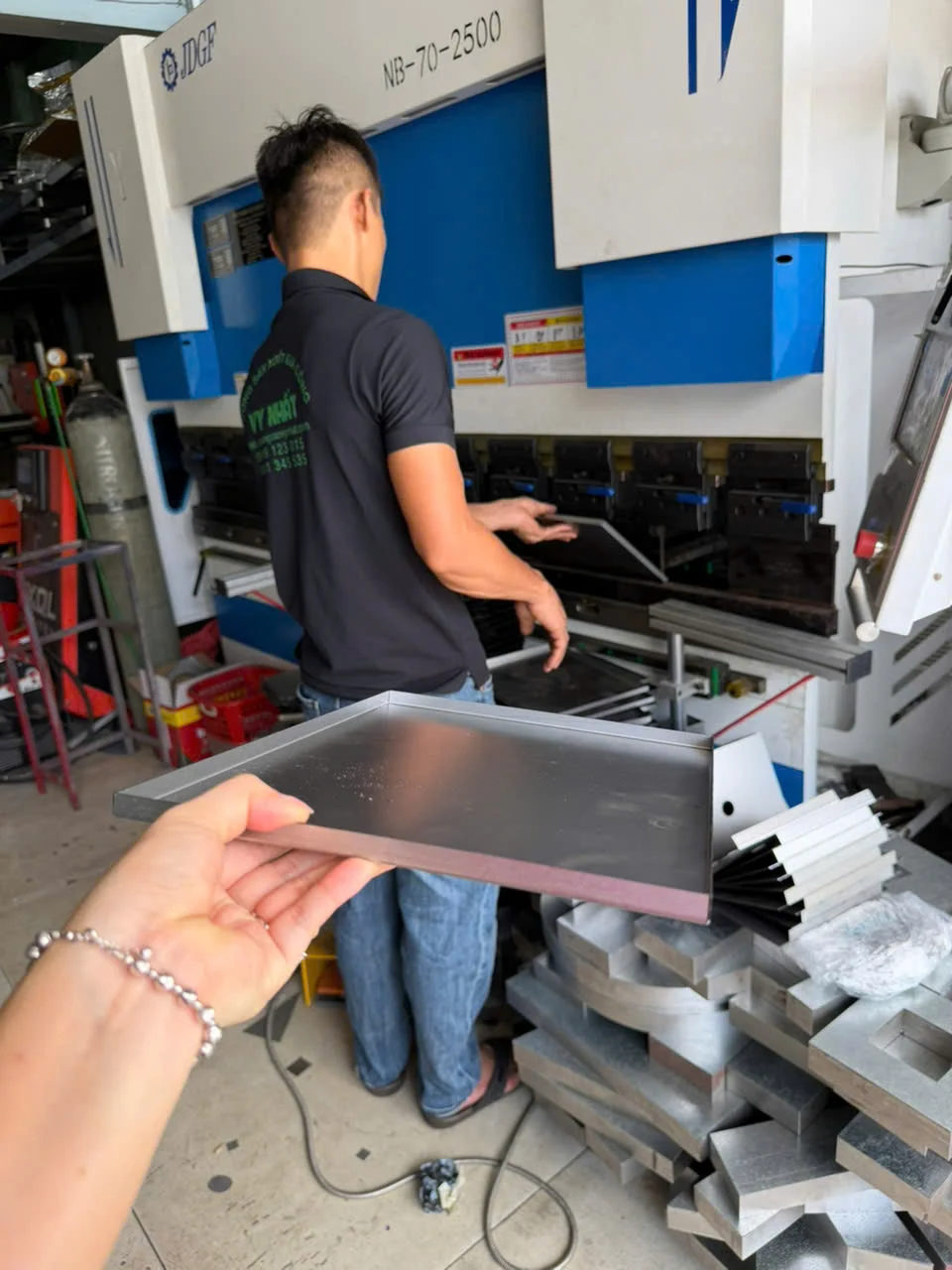 Báo giá làm bảng hiệu inox mica hcm cập nhật mới nhất | vy nhất Tại sao bảng hiệu inox mica được doanh nghiệp HCM săn đón? - Vy Nhất