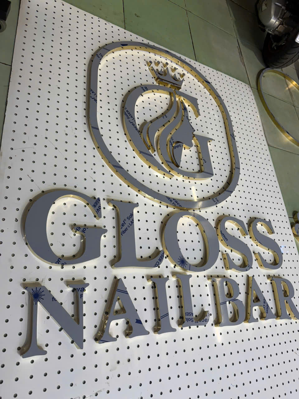 Quy trình sản xuất chữ inox vàng gold cho tiệm Nail, Spa Quy trinh san xuat chu inox vang gold cho tiem nail spa gui di My Uc Quang cao Vy Nhat 1