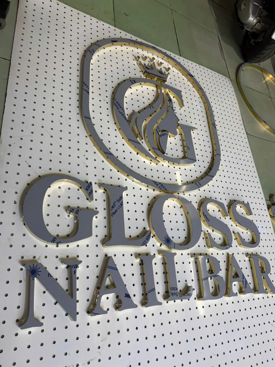 Quy trình sản xuất chữ inox vàng gold cho tiệm Nail, Spa Quy trinh san xuat chu inox vang gold cho tiem nail spa gui di My Uc Quang cao Vy Nhat 1