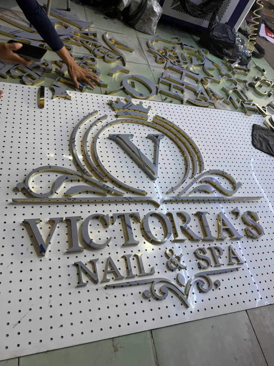 Quy trình sản xuất chữ inox vàng gold cho tiệm Nail, Spa Quy trinh san xuat chu inox vang gold cho tiem nail spa gui di My Uc Quang cao Vy Nhat 2