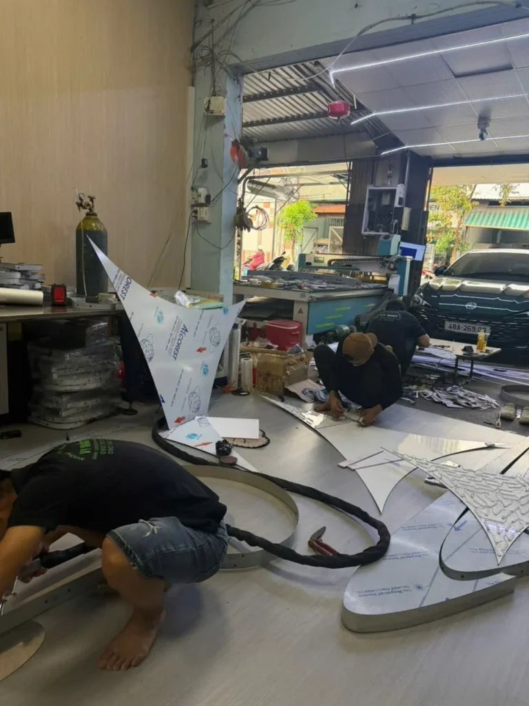 Sản xuất logo Inox in UV khổ lớn xuất đi Mỹ | Quảng Cáo Vy Nhất San xuat logo inox in uv kho lon xuat di My Quang Cao Vy Nhat 10