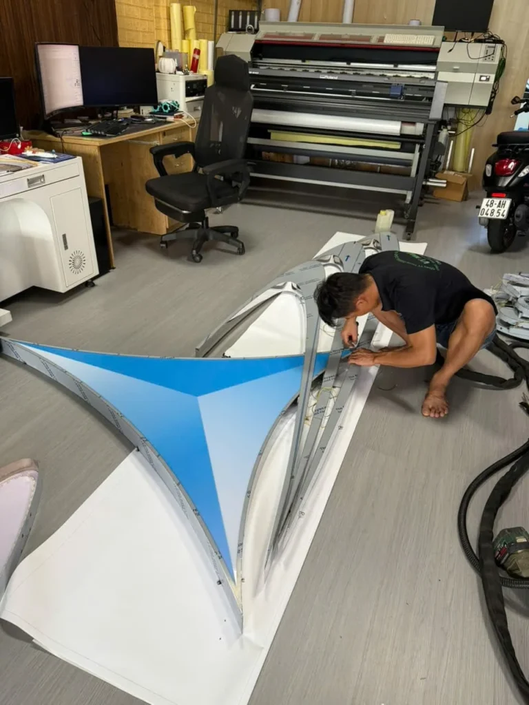 Sản xuất logo Inox in UV khổ lớn xuất đi Mỹ | Quảng Cáo Vy Nhất San xuat logo inox in uv kho lon xuat di My Quang Cao Vy Nhat 15